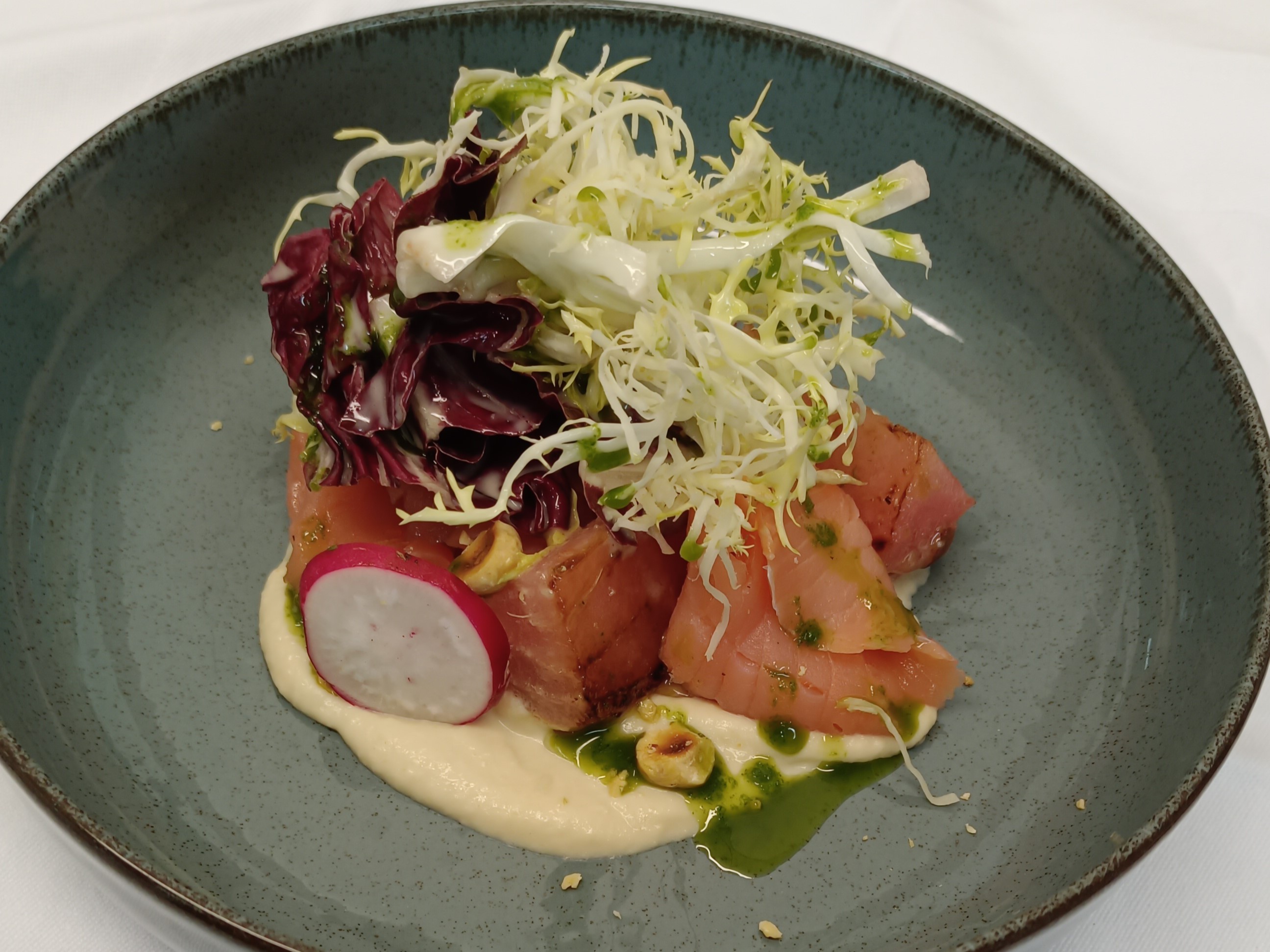 Kulinarik im Rauch und Rebe: Hausgebeizter Lachs