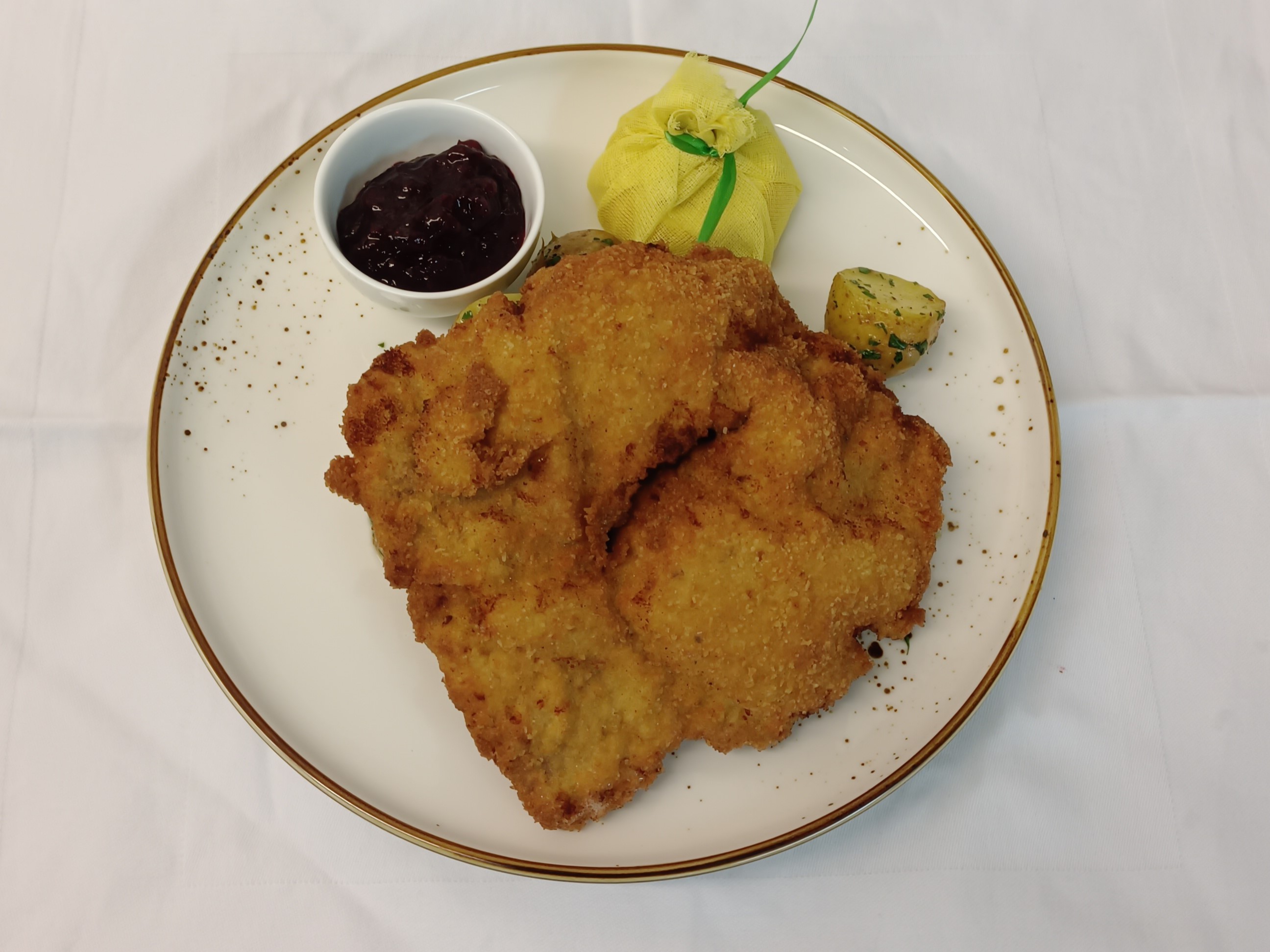 Kulinarik im Rauch und Rebe: Wiener Schnitzel vom Milchkalb
