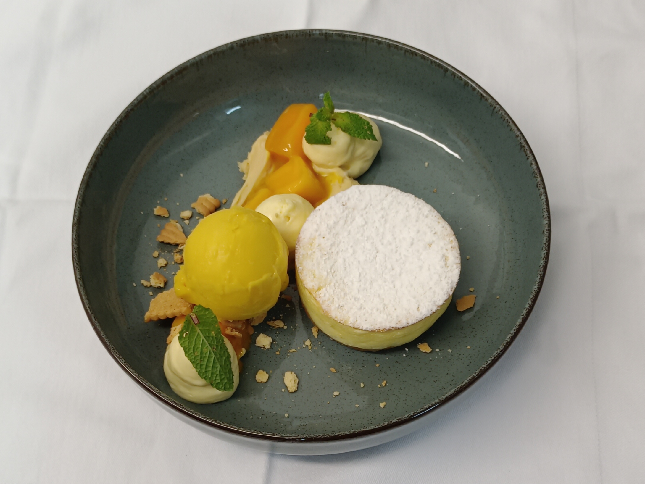Kulinarik im Rauch und Rebe: Garnierte Cheesecake